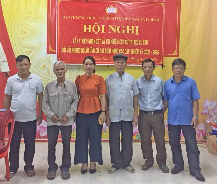4 người ứng cử đại biểu HĐND 2 cấp chụp hình với cử tri thôn Tân Phú (xã Ia Hiao)