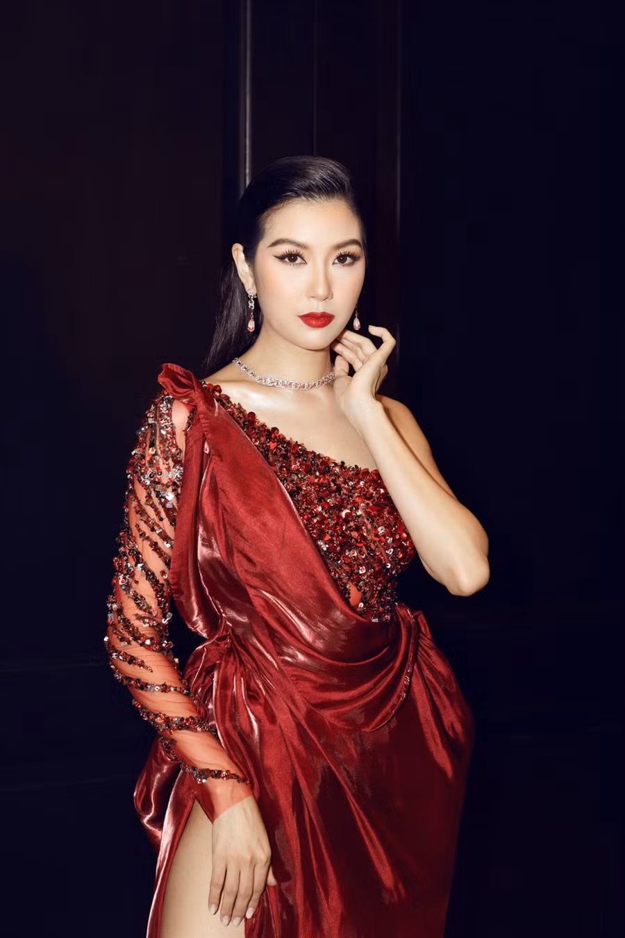 Dù mới sinh em bé nhưng Thúy Vân đã nhanh chóng lấy lại vóc dáng. Người đẹp được khen ngợi bởi thần thái cuốn hút, quyến rũ. Ảnh: NSCC.
