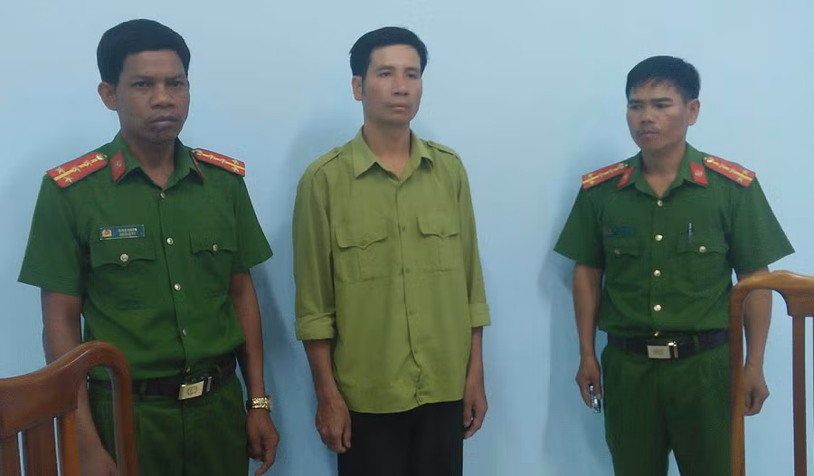Đối tượng Đức (giữa) đã thiếu trách nhiệm gây hậu quả nghiêm trọng trong việc bảo vệ rừng