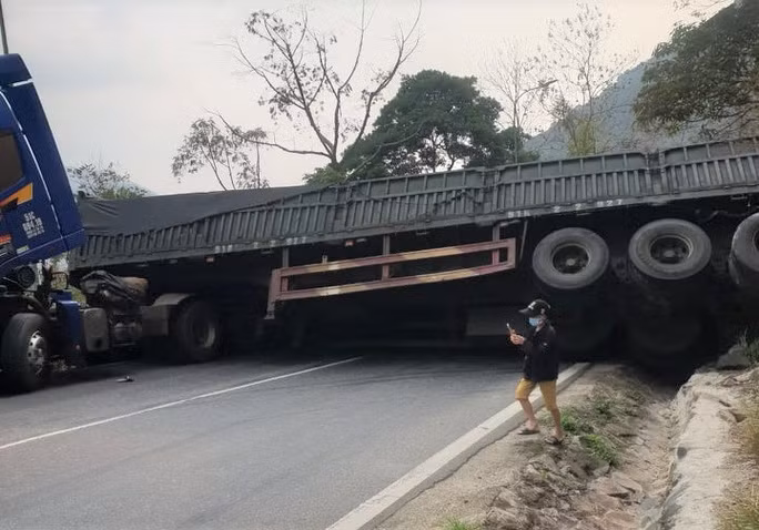 Xe container chở xỉ than mất lái lật chắn ngang hết phần đường đèo Bảo Lộc.