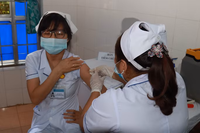 Ngành Y tế Đắk Lắk tổ chức tiêm vắc-xin Covid-19