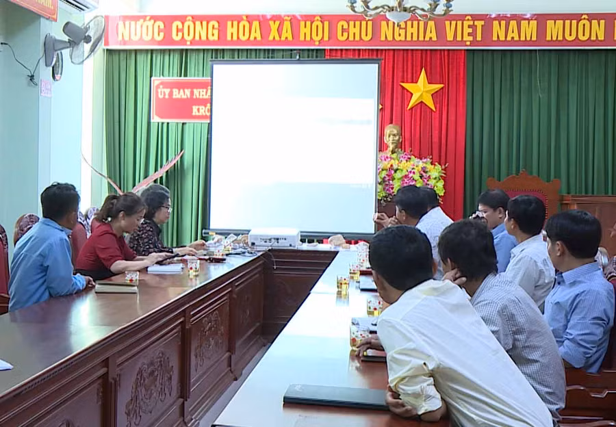 Quang cảnh buổi làm việc. Ảnh: Hồng Thương