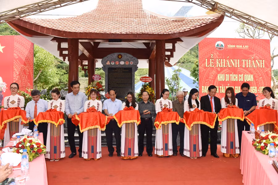 Lãnh đạo tỉnh, lãnh đạo ngành Tài chính cắt băng khánh thành. Ảnh: Đức Thụy