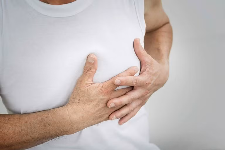 Đừng nghĩ đau ngực chỉ là bệnh tim, mà các vấn đề về trao đổi chất liên quan đến tiền tiểu đường, như huyết áp cao, dẫn đến nguy cơ mắc các vấn đề như đau ngực hoặc thiếu máu cục bộ cao hơn. ẢNH MINH HỌA: SHUTTERSTOCK
