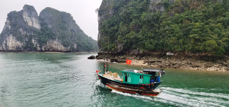 Đánh bắt hải sản cũng là nghề chính của ngư dân trên vịnh Bái Tử Long. ẢNH N.H