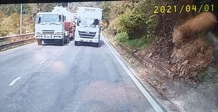 Hình ảnh tài xế điều khiển xe tải vượt ẩu được camera giám sát hành trình của xe đối diện ghi lại