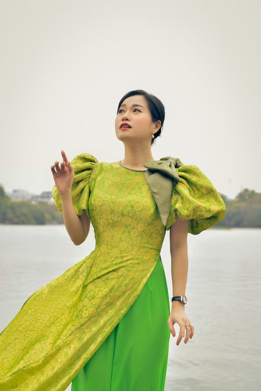 Dù đã là bà mẹ hai con nhưng Lâm Vỹ Dạ vẫn 