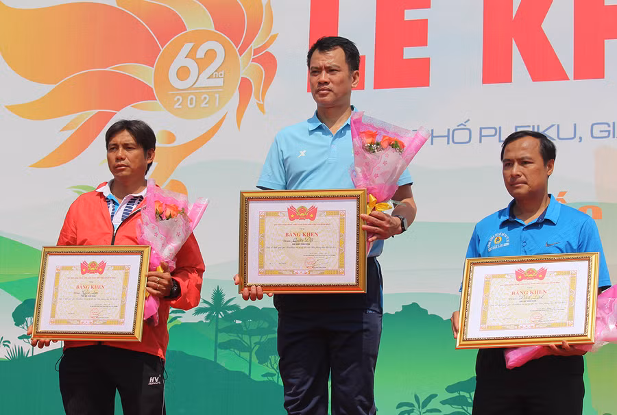  Gia Lai xếp thứ nhì toàn đoàn tại Giải Vô địch Quốc gia Marathon và cự ly dài Báo Tiền Phong lần thứ 62-2021 (bìa trái, đại diện đoàn Gia Lai). Ảnh: Nguyễn Tú