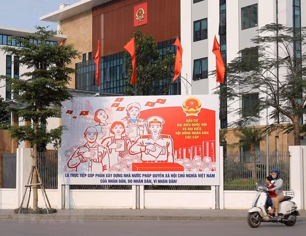 Tranh tuyên truyền, cổ động bầu cử được đặt trước Quận ủy Đống Đa. (Ảnh: Hoàng Hiếu/TTXVN) Tranh tuyên truyền, cổ động bầu cử được đặt trước Quận ủy Đống Đa. (Ảnh: Hoàng Hiếu/TTXVN)