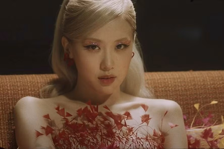 Rosé - Blackpink tiếp tục diện đầm của Công Trí trong MV 