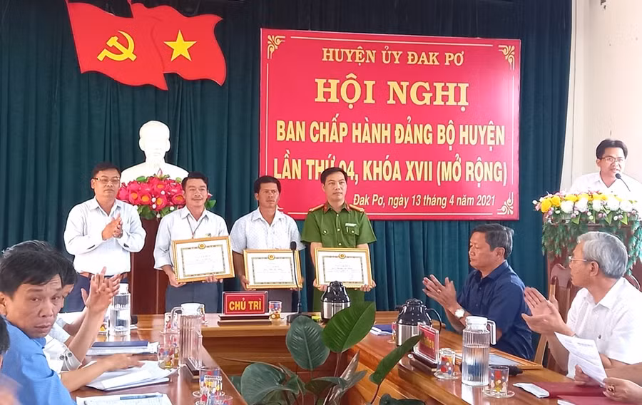 Ban Thường vụ Huyện ủy Đak Pơ đã tặng giấy khen cho các cá nhân hoàn thành tích xuất sắc nhiệm vụ 5 năm liền (2016-2020). Ảnh Ngọc Minh 