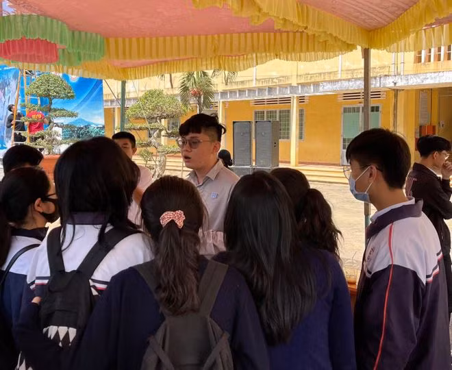 Học sinh vây quanh để hỏi Minh về bí quyết ôn thi và học bài hiệu quả. Ảnh: NVCC