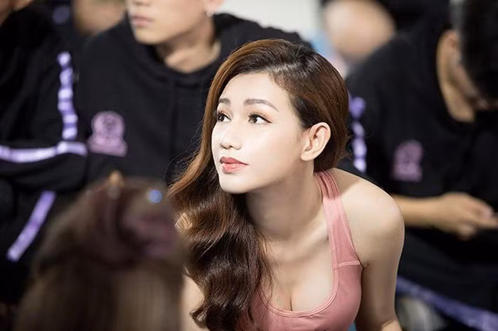 Dù chỉ là vai diễn khách mời song “cô giáo Thảo” nhanh chóng để lại dấu ấn người xem bởi vẻ ngoài xinh đẹp, gợi cảm.