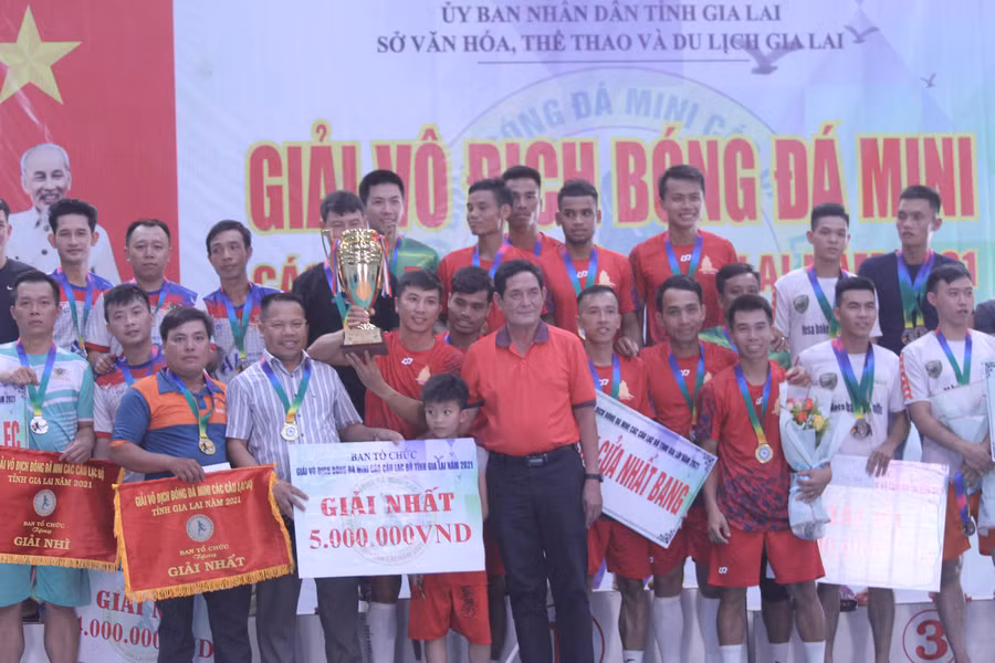 Ban tổ chức trao giải cho các đội bóng đạt thành tích cao. Ảnh: Thiên Di