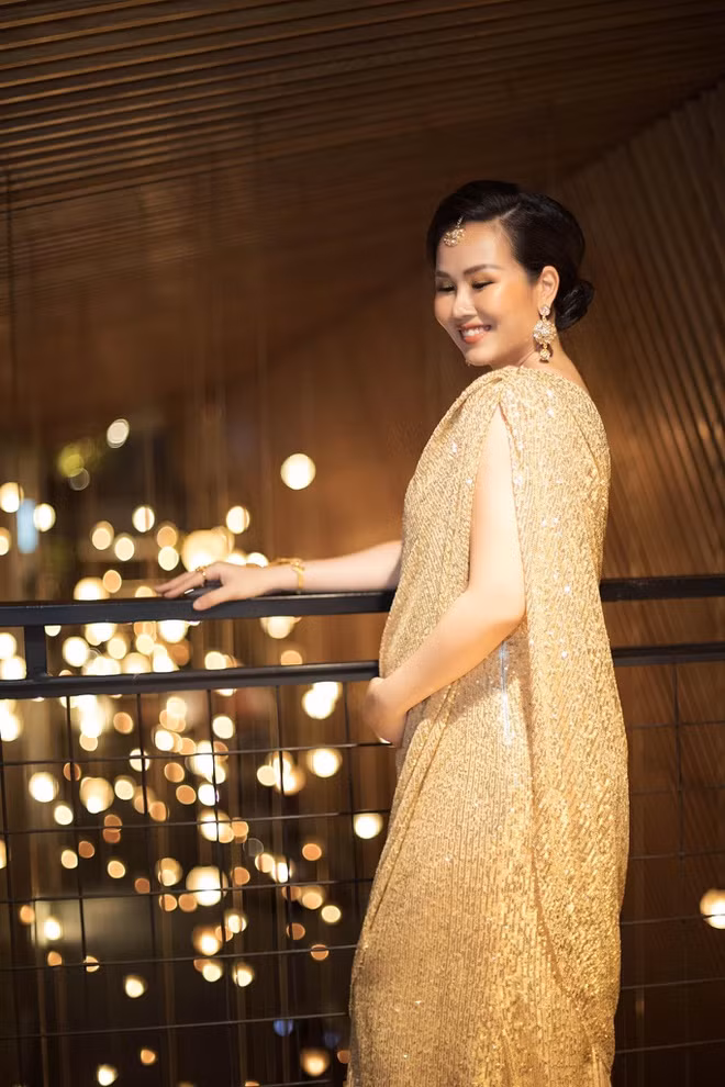 Nữ ca sĩ tự tin khoe bụng bầu 6 tháng. ẢNH: FBNV