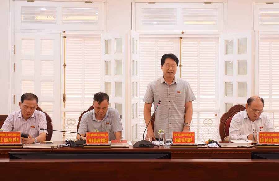 Phó Chủ nhiệm Ủy ban Tài chính-Ngân sách của Quốc hội Đinh Văn Nhã đề nghị tỉnh cần lựa chọn những lĩnh vực trọng điểm để bố trí nguồn lực đầu tư. Ảnh: Minh Nguyễn