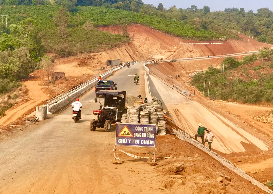  Thi công Dự án đường liên huyện Công trình đường liên huyện Chư Pah-Ia Grai-Đức Cơ-Chư Prông. Ảnh: Hà Duy
