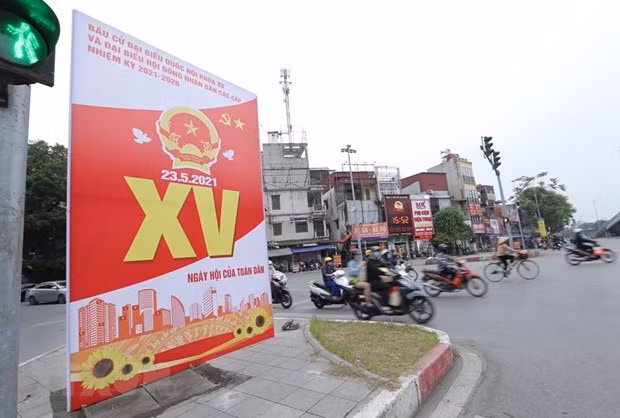 Cụm pano 3 mặt tuyên truyền, cổ động bầu cử tại ngã 4 ô Đông Mác. (Ảnh: Hoàng Hiếu/TTXVN) Cụm pano 3 mặt tuyên truyền, cổ động bầu cử tại ngã 4 ô Đông Mác. (Ảnh: Hoàng Hiếu/TTXVN)