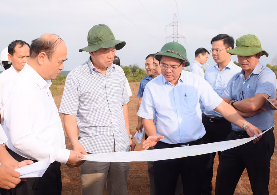 Đoàn giám sát của Quốc hội đến khảo sát dự án cải tạo, nâng cấp tỉnh lộ 665 tại huyện Chư Prông. Ảnh Minh Triều Đoàn Giám sát của Quốc hội đến khảo sát dự án cải tạo, nâng cấp tỉnh lộ 665 tại huyện Chư Prông. Ảnh Minh Triều