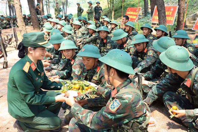 Mang trái cây giải nhiệt cho các cán bộ chiến sĩ sau những giờ tập luyện gian khổ. Ảnh: TRẦN TÌNH