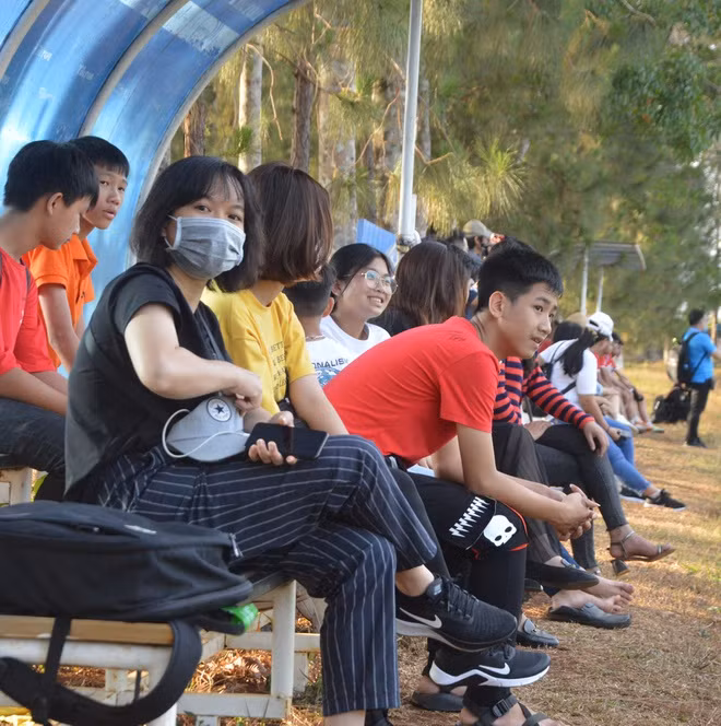  Du khách đến du lịch tại Pleiku giờ có thêm tour xem HAGL tập luyện và thi đấu - Ảnh: Minh Vỹ