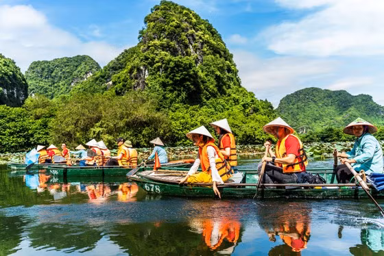 Du khách TPHCM tham quan quần thể danh thắng Tràng An - Ninh Bình
