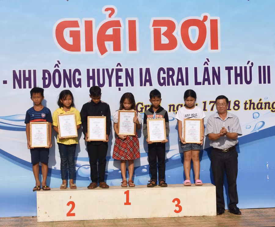 Ban tổ chức trao giải cho các vận động viên có thành tích xuất sắc. Ảnh: Phan Thương