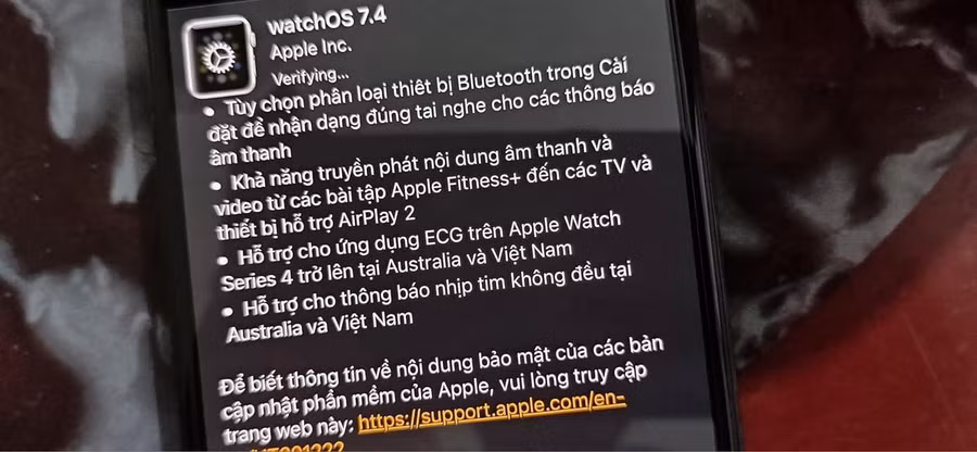 Bản cập nhật watchOS 7.4 cũng giúp Apple Watch sử dụng được ECG - tính năng điện tâm đồ cho người dùng Việt Nam. ẢNH CHỤP MÀN HÌNH