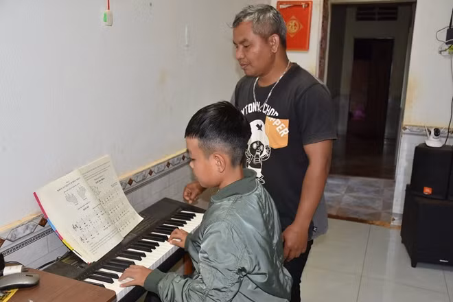 Niềm đam mê, ước vọng của anh y ploi gửi vào từng tiếng đàn cho những đứa trẻ qua những buổi dạy miễn phí.