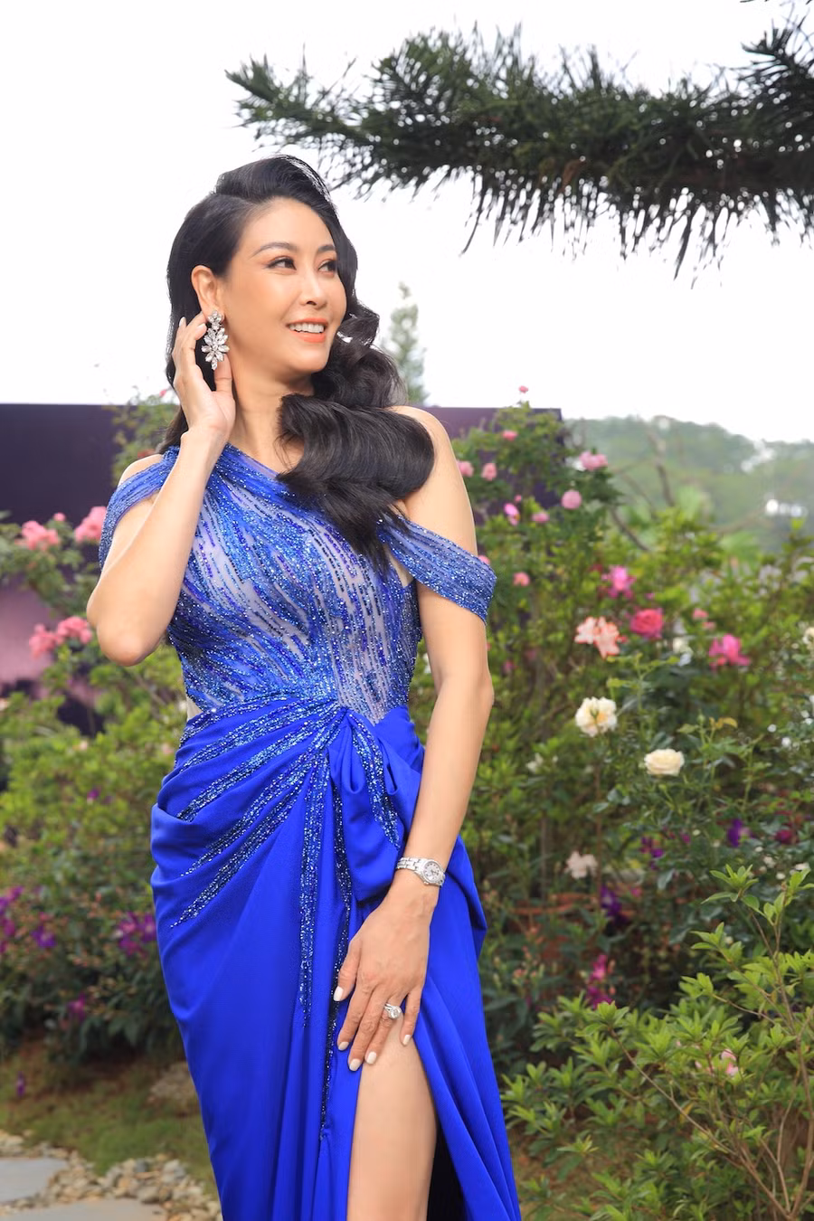 Hà Kiều Anh chọn cho mình thiết kế váy xanh, khoe chiều cao nổi bật tại sự kiện. Hoa hậu Việt Nam 1992 khiến nhiều người trầm trồ bởi nhan sắc trẻ trung, xinh đẹp ở tuổi 44. Ngoài hoạt động kinh doanh, chăm sóc tổ ấm nhỏ của mình, Hà Kiều Anh còn tích cực tham gia các hoạt động nghệ thuật. Được biết cô đảm nhận vai trò giám khảo tại Miss Earth Vietnam 2021. ẢNH: BTC