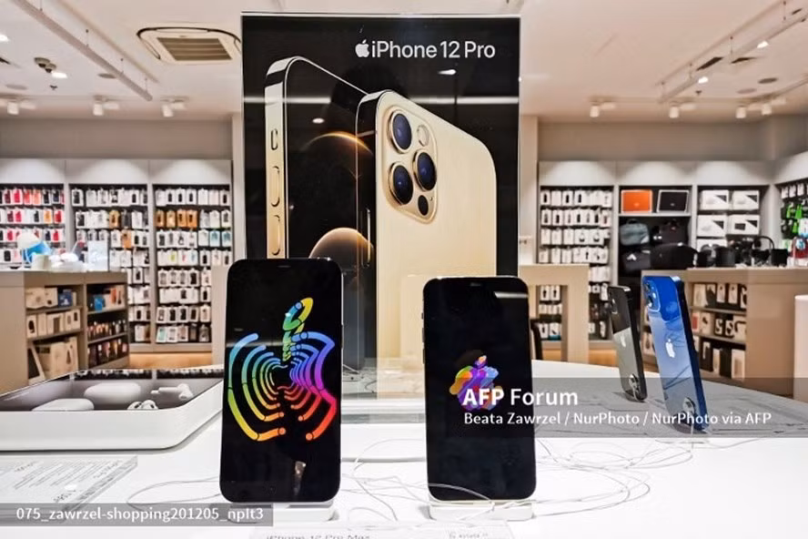 Nhiều người dự đoán iPhone 13 sẽ có ngôn ngữ thiết kế tương tự iPhone 12. Ảnh: AFP