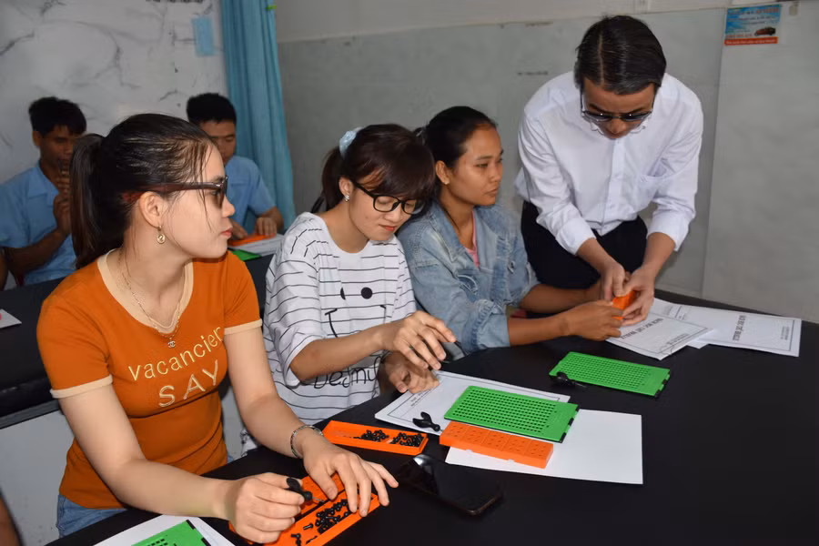  Ông Hoàng Văn Em-Phó Chủ tịch Hội Người mù tỉnh Gia Lai hướng dẫn cho các học viên. Ảnh: Hà Phương