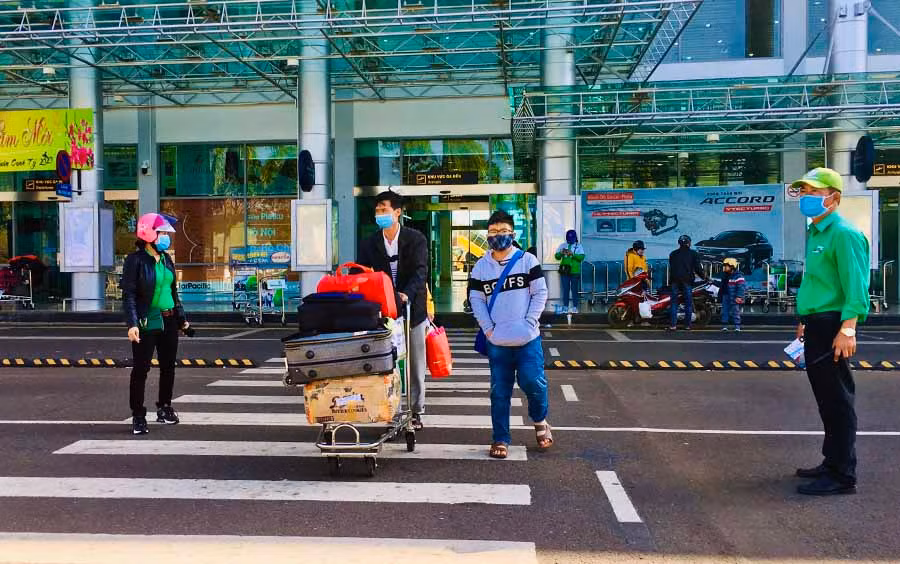 Hành khách tuân thủ quy định đeo khẩu trang tại Cảng Hàng không Pleiku- Ảnh Lê Hòa