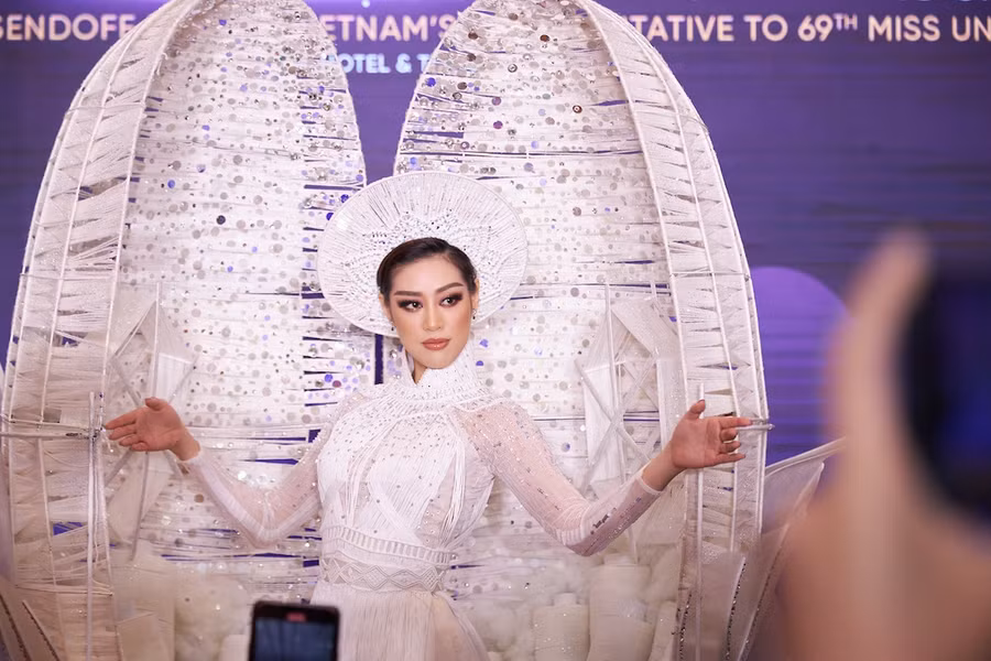 Nhiều khán giả kỳ vọng thiết kế này sẽ giúp người đẹp sinh năm 1995 tỏa sáng trên sân khấu quốc tế. ẢNH: BTC