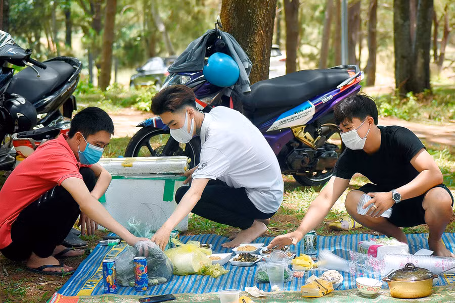Gia đình anh Võ Văn Sỹ (áo đen) ở thôn 7 (xã Nghĩa Hưng, huyện Chư Păh) cho hay: “Do vẫn lo ngại đến những nơi đông người như quán ăn, quán cà phê nên nhóm rủ nhau tới đây dã ngoại. Ở đây diện tích cũng rộng, thoáng đãng nên bớt lo ngại dịch bệnh hơn ở nơi khác”.