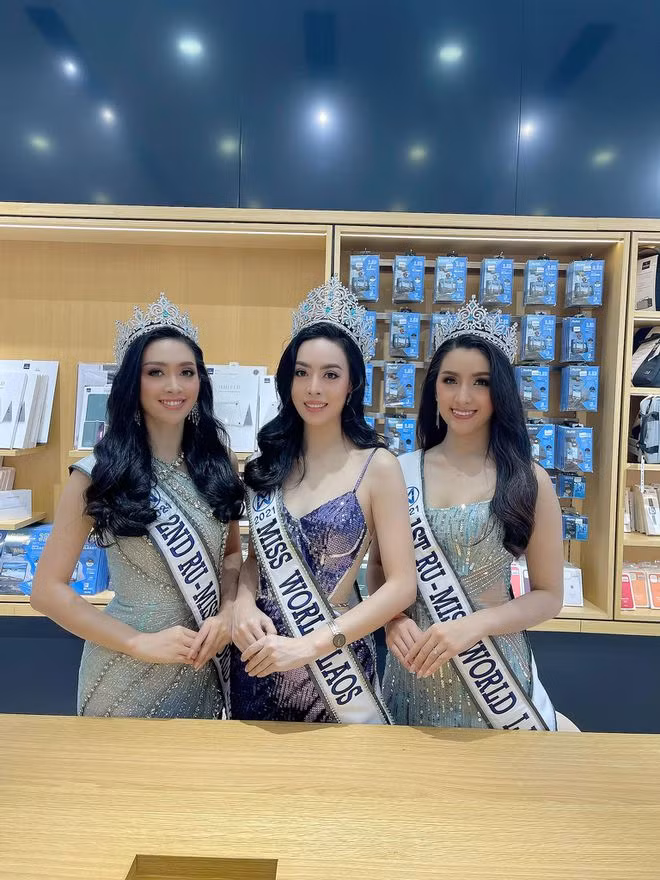 Phongsavanh Souphavady (giữa) đảm nhiệm vai trò hoa hậu được đúng 3 ngày trước khi trả lại vương miện. Á hậu 1 Phonvilai Luanglath (phải) nhiều khả năng sẽ kế thừa danh hiệu này. ẢNH: FACEBOOK NV