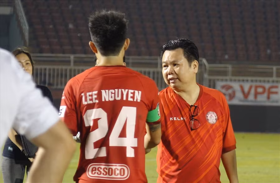 Lee Nguyễn nhận lời chúc mừng từ bầu Hùng, nhân vật có ảnh hưởng lớn nhất tại đội TPHCM. Ảnh: Nguyễn Đăng.