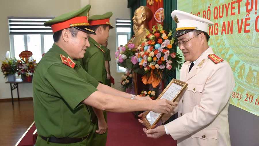Thừa ủy quyền lãnh đạo Bộ Công an, thiếu tướng Nguyễn Văn Viện, Cục trưởng C04, trao quyết định bổ nhiệm đại tá Nguyễn Đức Tuấn làm Cục phó C04. Ảnh: C04