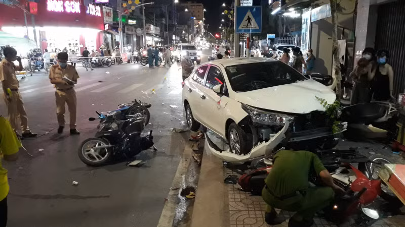 Chiếc ôtô tông 5 xe máy liên tiếp giữa trung tâm TP. Vĩnh Long. Qua kiểm tra, tài xế có nồng độ cồn vượt gấp 3 lần mức tối đa quy định