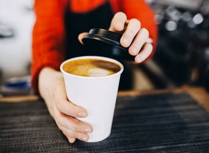 Uống quá nhiều cà phê có thể có tác động tiêu cực đến sức khỏe và huyết áp của bạn. Ảnh: SHUTTERSTOCK