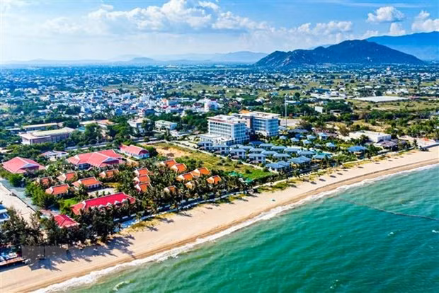 Nhiều resort đã được đầu tư xây dựng tại khu vực biển Bình Sơn-Ninh Chữ, thành phố Phan Rang-Tháp Chàm. Ảnh: Công Thử/TTXVN