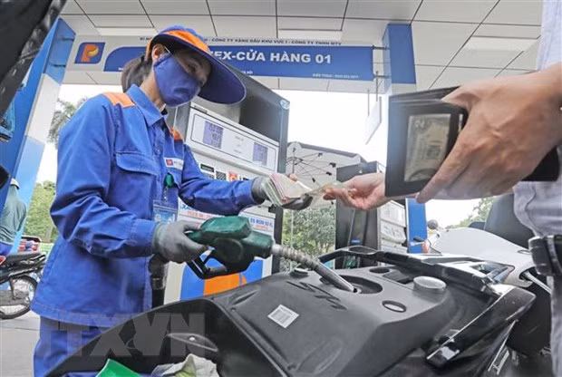 Mua bán xăng dầu tại điểm kinh doanh xăng, dầu số 1 của Petrolimex. (Ảnh: Trần Việt/TTXVN)