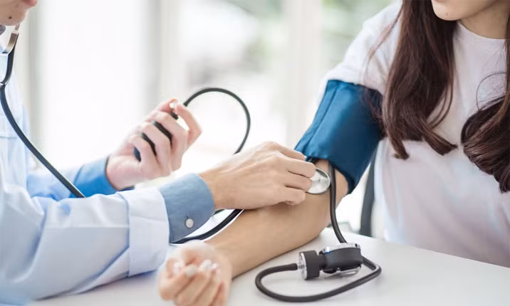 Nếu gặp bất kỳ triệu chứng nào kể trên, hãy đi khám ngay lập tức. Bạn có thể bị tăng huyết áp dẫn đến đau tim hoặc đột quỵ, hoặc cũng có thể là bệnh nghiêm trọng khác. Ảnh: SHUTTERSTOCK