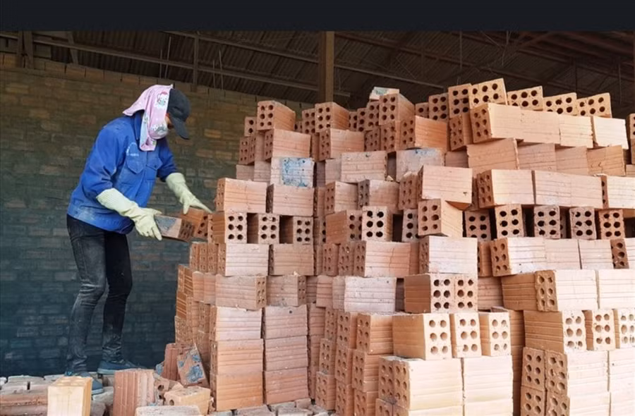 Dịch bệnh, các mặt hàng tăng giá trong khi thu nhập, lương không tăng đã khiến đời sống người lao động rất khó khăn. Ảnh: Lê Phi Long Dịch bệnh, các mặt hàng tăng giá trong khi thu nhập, lương không tăng đã khiến đời sống người lao động rất khó khăn. Ảnh: Lê Phi Long