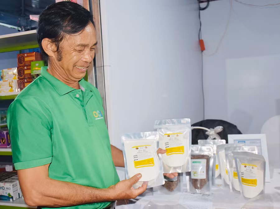  Ông Nguyễn Trình-Giám đốc HTX Nông nghiệp và dịch vụ Tân Bình là người tiên phong chế biến khoai lang Lệ Cần thành nhiều sản phẩm khác nhau. Ảnh: Mai Ka