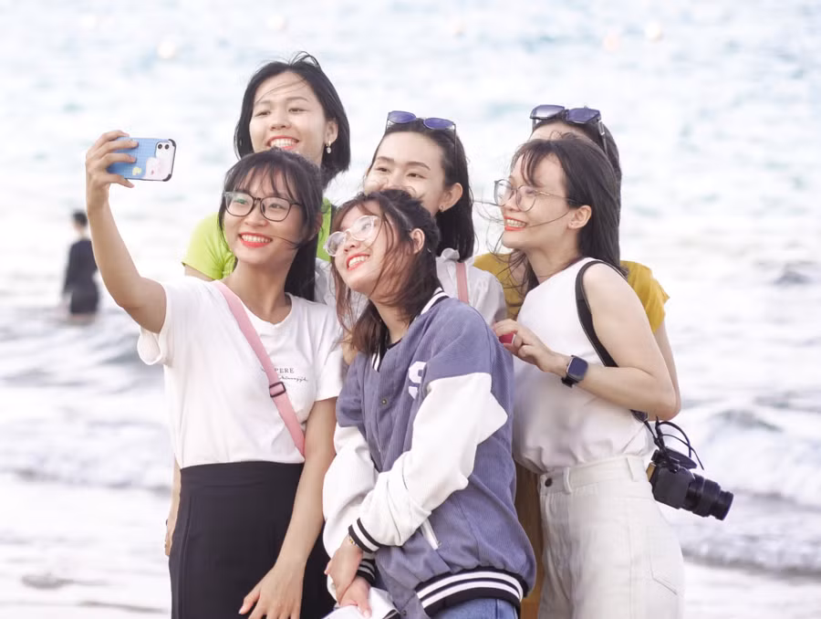 Giây phút “điệu đà” của nhóm du khách trẻ tại biển Nha Trang. Ảnh: Hiền Lương