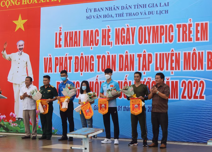 Sở Văn hóa-Thể thao và Du lịch tặng cờ lưu niệm cho các đơn vị tham gia lễ phát động. Ảnh: Phan Lài