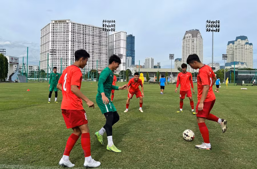 U.19 Việt Nam tích cực tập luyện trước trận đối đầu với U.19 Indonesia. Ảnh: Minh Hiếu