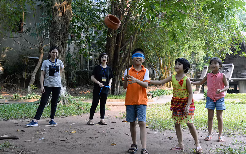  Trẻ em tham gia trò chơi vận động ngoài trời tại Bảo tàng Dân tộc học Việt Nam. (Ảnh MỸ HÀ)