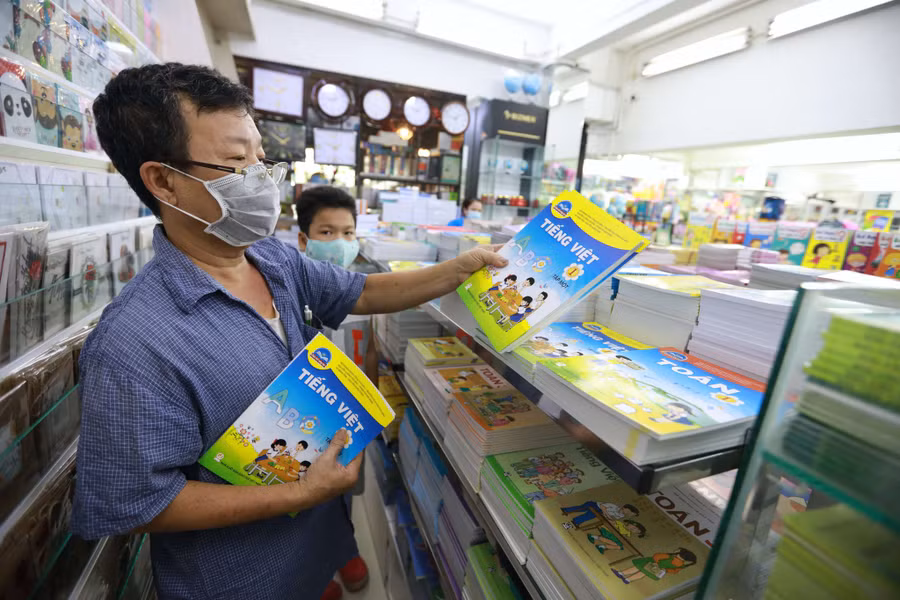  Bộ trưởng Bộ GD-ĐT yêu cầu giảm giá sách giáo khoa, không vận động mua sách tham khảo. Ảnh: TN